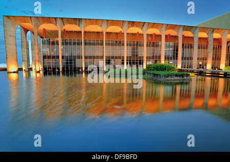 Brasilien, Brasilia: Seitenansicht des Itamaraty Palastes am Abend Stockfoto