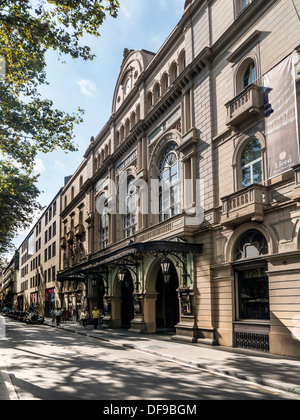 BARCELONA, SPANIEN - 12. SEPTEMBER 2013: Opernhaus von Barcelona auf der Rambla Stockfoto