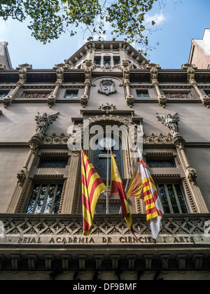 BARCELONA, SPANIEN - 12. SEPTEMBER 2013: Fassade der Royal Academy of Science and Arts von Barcelona auf La Rambla Barcelona Stockfoto