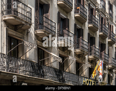 BARCELONA, SPANIEN - 12. SEPTEMBER 2013: Kunstvoll verzierte Hotelbalkone auf La Rambla Stockfoto