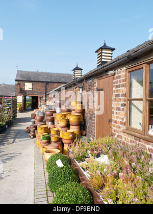 Keramik Töpfe häuften sich auf dem Display in ein Gartencenter UK Stockfoto