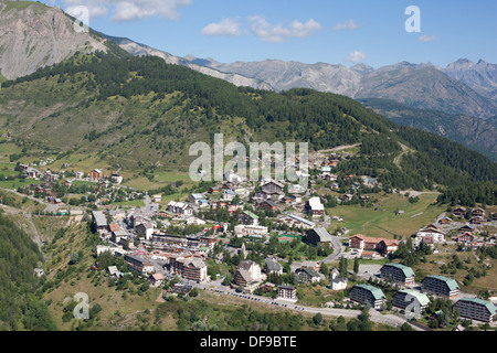 LUFTAUFNAHME. Skigebiet Auron im Sommer mit den Mercantour Alpen am Horizont. Das Hinterland der französischen Riviera, Tinée Valley, Frankreich. Stockfoto