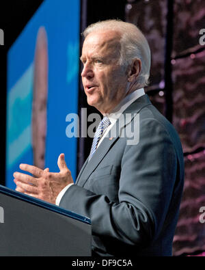 Washington DC, USA. 30. September 2013. US-Vizepräsident Joe Biden befasst sich der 4. nationalen J Street Konferenz im Washington Convention Center in Washington, D.C. am Montag, 30. September 2013. In seiner Rede bekräftigte der Vice President standhaft Verwaltungsunterstützung für Israel und die zwei-Staaten-Lösung. Bildnachweis: Ron Sachs © Dpa picture-Alliance/Alamy Live News Stockfoto