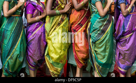 Indische Mädchen gekleidet in traditionellen bunten Seide Saris an einer Protestkundgebung. Puttaparthi, Andhra Pradesh, Indien Stockfoto