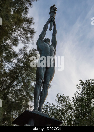 BARCELONA, SPANIEN - 12. SEPTEMBER 2013: Statue eines Sportlers mit olympischer Fackel im Montjuic Park Stockfoto