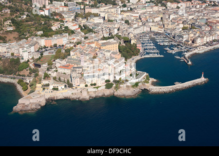 LUFTAUFNAHME. Auf einem Hügel gelegene Zitadelle auf einem Felsvorsprung mit Blick auf den alten Yachthafen und das Meer. Bastia, Korsika, Frankreich. Stockfoto