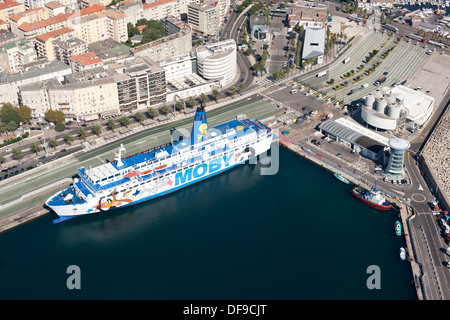 LUFTAUFNAHME. Fahrzeuge, die auf einer Fähre im Hafen von Saint-Nicolas einschiffen. Bastia, Korsika, Frankreich. Stockfoto