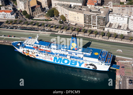 LUFTAUFNAHME. Fahrzeuge, die auf einer Fähre im Hafen von Saint-Nicolas einschiffen. Bastia, Korsika, Frankreich. Stockfoto