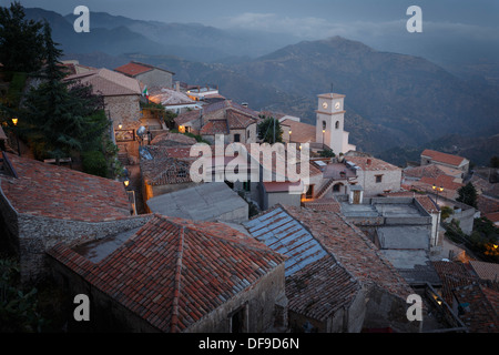 Die Hügel Dorf Bova in der Abenddämmerung, Calabria Stockfoto