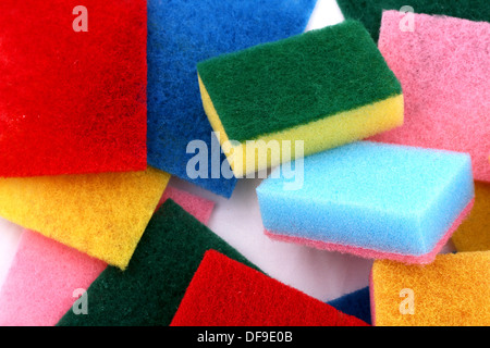 Eine Menge von Schwämmen in verschiedenen Farben-Hintergrund Stockfoto