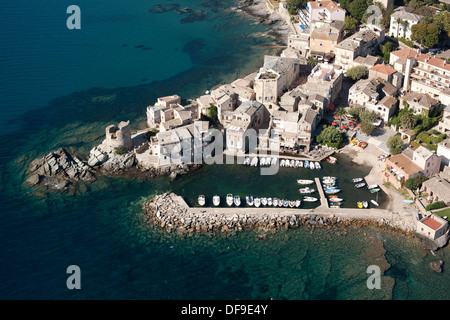 LUFTAUFNAHME. Das Küstendorf Erbalnicht mit seinem kleinen Yachthafen und dem Genueser Turm. Brando, Korsika, Frankreich. Stockfoto