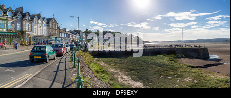 Das Dorf Arnside mit der Pier an der Mündung des Flusses Kent in Cumbria. Stockfoto