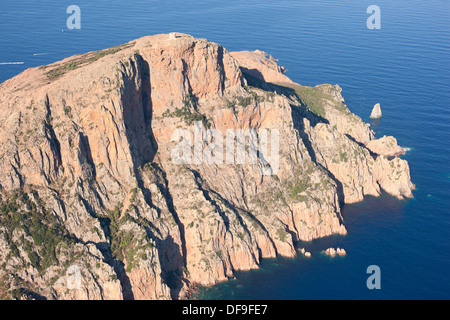 LUFTAUFNAHME. Felsvorsprung, gekrönt von einem genuesischen Turm, 331 Meter hoch über dem Mittelmeer. Capo Rosso, aka Capu Rossu, Korsika, Frankreich. Stockfoto