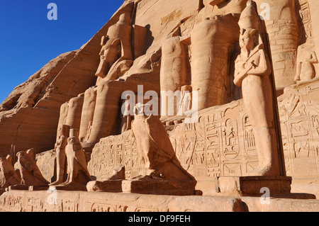 Linie der Statuen - große Tempel von Ramses II in Abu Simbel, Oberägypten Stockfoto