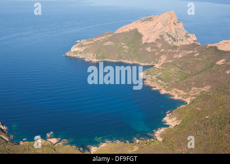 LUFTAUFNAHME. Felsvorsprung, gekrönt von einem genuesischen Turm, 331 Meter hoch über dem Mittelmeer. Capo Rosso, aka Capu Rossu, Korsika, Frankreich. Stockfoto