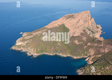 LUFTAUFNAHME. Felsvorsprung, gekrönt von einem genuesischen Turm, 331 Meter hoch über dem Mittelmeer. Capo Rosso, aka Capu Rossu, Korsika, Frankreich. Stockfoto