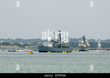 Zwei Schiffe der Royal Navy (Namen unbekannt) vor Anker in Portsmouth Harbour, England. Stockfoto