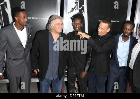 Los Angeles, Kalifornien, USA. 30. September 2013. Sep 30, 2013 - Los Angeles, Kalifornien, USA - Schauspieler FAYSAL AHMED, Regisseur PAUL GREENGRASS, Schauspieler MAHAT M ALI, Schauspieler TOM HANKS, Schauspieler BARKHAD ABDI, gehalten auf der 'Kapitän Phillips' Los Angeles Premiere an der Academy of Motion Picture Arts und Sciences Theater. © Paul Fenton/ZUMAPRESS.com/Alamy Live-Nachrichten Stockfoto