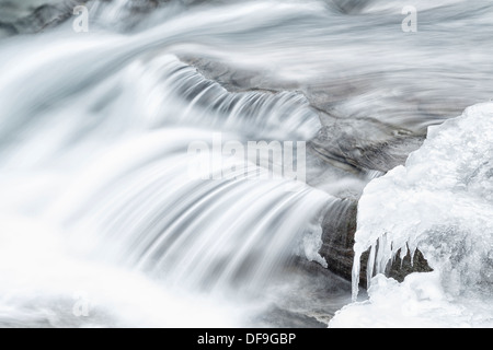 Athabasca Wasserfälle im Winter - Jasper Nationalpark Stockfoto