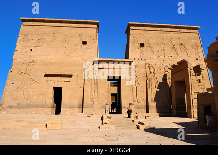 Ersten Pylon der Tempel der Isis mit Tor von Ptolemäus II rechts - Insel Philae, Assuan, Oberägypten Stockfoto