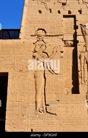 Wandrelief am zweiten Pylon der Tempel der Isis in Philae Insel - Assuan, Oberägypten Stockfoto