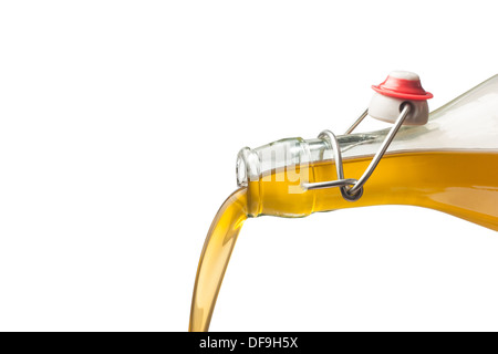Olivenöl mit einer Flasche isoliert auf weiss gießen Stockfoto