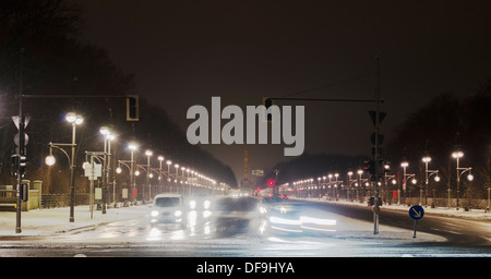 Winter-Verkehr in Berlin. Die Siegessäule kann im Hintergrund zu sehen. Stockfoto