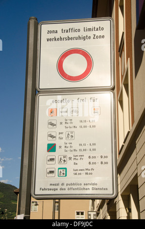 Zweisprachige Verkehr melden (Italienisch - Deutsch), reduziert Verkehr Bereich, Bozen, Südtirol, Trentino Provinz, Italien, Europa Stockfoto