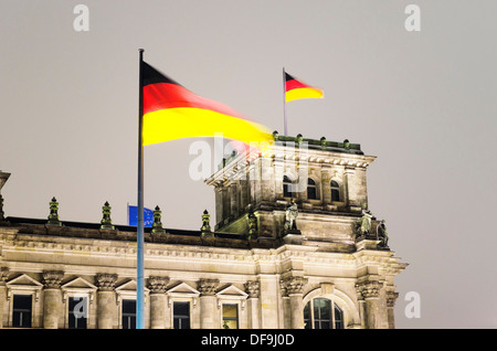 Deutsche Fähnchen über den Reichstag, den Deutschen Bundestag in Berlin. Stockfoto