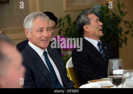 US-Verteidigungsminister Chuck Hagel mit Südkorea Minister der Verteidigung Kim Kwan-Jin bei einem Mittagessen treffen 1. Oktober 2013 in Seoul, Südkorea lacht. Stockfoto