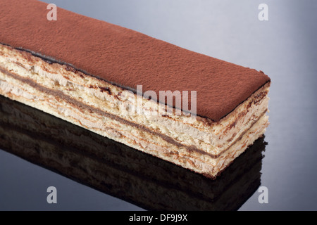 Köstliche Oper Kuchen auf dunklem Hintergrund Stockfoto