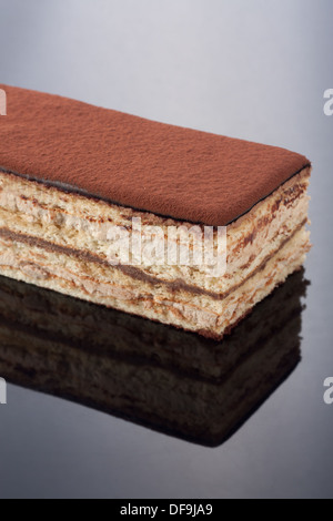 Köstliche Oper Kuchen auf dunklem Hintergrund Stockfoto