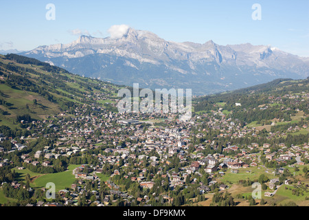 LUFTAUFNAHME. Stadt Megève mit der Aiguille de Varan (Höhe: 2544m) in der Ferne. Haute-Savoie, Auvergne-Rhône-Alpes, Frankreich. Stockfoto