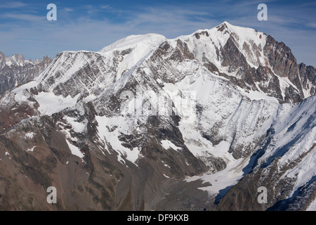 LUFTAUFNAHME. Von links nach rechts: Aiguille du Goûter (3863m), Dome du Goûter (4304m), Mont Blanc (4810m). Saint-Gervais, Auvergne-Rhône-Alpes, Frankreich. Stockfoto