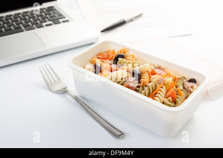 Nudelsalat mit Gemüse und Thunfisch Essen im Büro Stockfoto