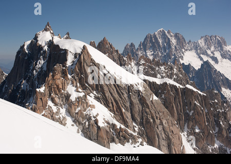 LUFTAUFNAHME. Aiguilles de Chamonix (links) und Aiguille Verte (in der Ferne). Chamonix Mont-Blanc, Haute-Savoie, Auvergne-Rhône-Alpes, Frankreich. Stockfoto