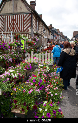 Hängeaufbewahrung für Verkauf in einem Straßenmarkt Werk Messe in Beuvron-En-Auge, Normandie, Frankreich Stockfoto