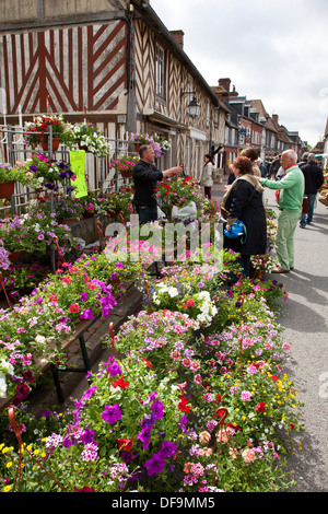 Hängeaufbewahrung für Verkauf in einem Straßenmarkt Werk Messe in Beuvron-En-Auge, Normandie, Frankreich Stockfoto