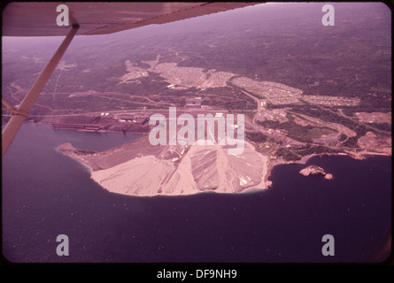 TACONITE BERGEMATERIAL VON RESERVE-BERGBAU-UNTERNEHMEN PLANT IN SILVER BAY FLIESSEN IN LAKE SUPERIOR 551607 Stockfoto