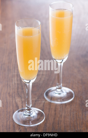 Bellini cocktail zubereitet auf traditionelle Weise auf Holztisch Stockfoto