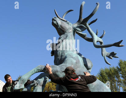 Potsdam, Deutschland. 1. Oktober 2013. Eine sechs Meter Statue von Filmarchitekten Thierry Flamand ist im Film Park Babelsberg in Potsdam, Deutschland, 1. Oktober 2013 errichtet. Die Huntingn Szene mit Hirsch und Hunde ist eine originale Requisite aus dem Film "Die schöne und das Biest" französische Mediengruppe Joint-Venture-Pathe-Gaumont, das Screening im Februar 2014 startet. Foto: Bernd Settnik/Dpa/Alamy Live News Stockfoto