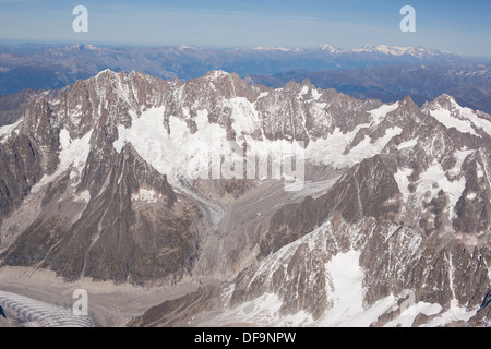 LUFTAUFNAHME. Aiguille Verte (4122m m) und Talèfre-Gletscher. Chamonix Mont-Blanc, Haute-Savoie, Auvergne-Rhône-Alpes, Frankreich. Stockfoto