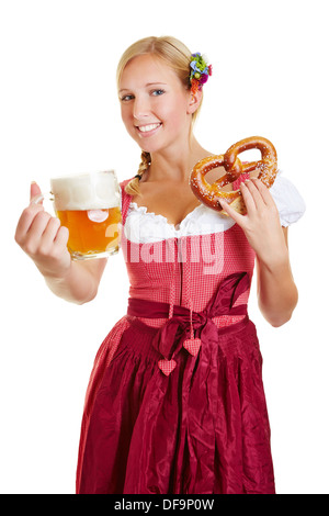 Glücklich Bayerin in ein Dirndl mit Brezel mit Krug Bier Stockfoto