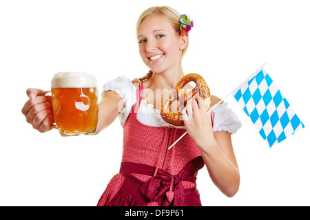 Glückliche Frau in ein Dirndl mit Bier, Brezel und eine bayerische Flagge Stockfoto