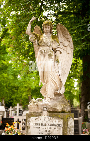 Engel Statue steht am Grab Stockfoto