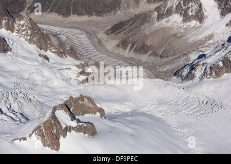 LUFTAUFNAHME. Gletscher von Tacul und Mer de Glace. Forbes Bänder (Ogives) sichtbar auf dem Mer de Glace Gletscher. Chamonix Mont-Blanc, Haute-Savoie, Frankreich. Stockfoto