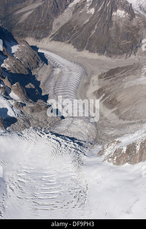 LUFTAUFNAHME. Gletscher von Tacul und Mer de Glace. Forbes Bänder (Ogives) sichtbar auf dem Mer de Glace Gletscher. Chamonix Mont-Blanc, Haute-Savoie, Frankreich. Stockfoto