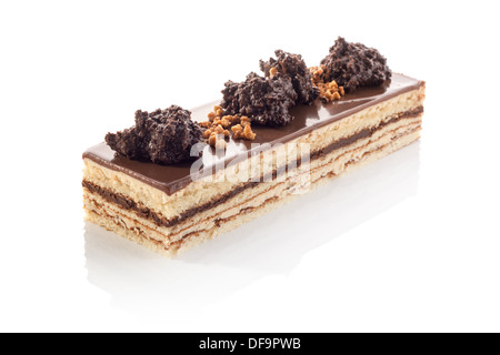 Lange Milchschokolade und Nougat Torte mit schwarzer Schokolade Croustillant obenauf isoliert auf weiss Stockfoto