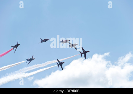 Die Royal Air Force Red Arrows anzeigen Team Durchführung ein Manöver auf der Luftfahrtausstellung Dawlish August 2013 Stockfoto