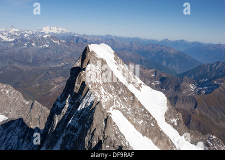 LUFTAUFNAHME. Grandes Jorasses (Höhe: 4208m), Matterhorn und Monte Rosa in der Ferne. Zwischen Chamonix, Frankreich (Schatten) und Courmayeur, Italien. Stockfoto